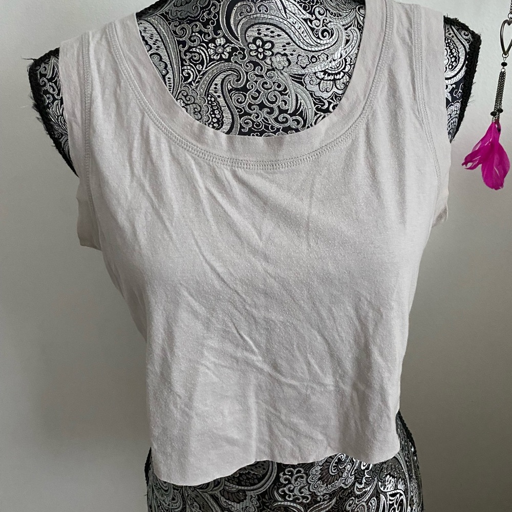 VERA WANG RECYCLED T SHIRT CROP TOP WITH LARGE BLACK  BOW TIE IN BACK S/M